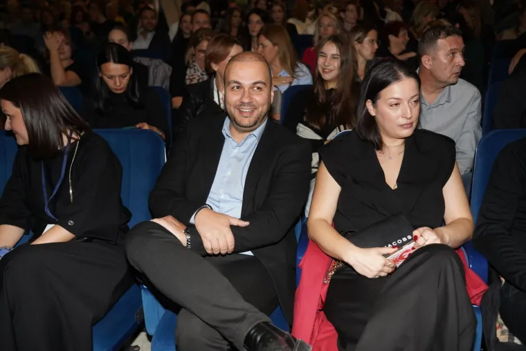 Suzana Mančić se pojavila na koncertu u Beogradu i zasjenila sve: &Scaron;armantna glumica kao da ne stari