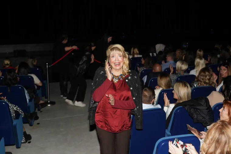 Suzana Mančić se pojavila na koncertu u Beogradu i zasjenila sve: &Scaron;armantna glumica kao da ne stari