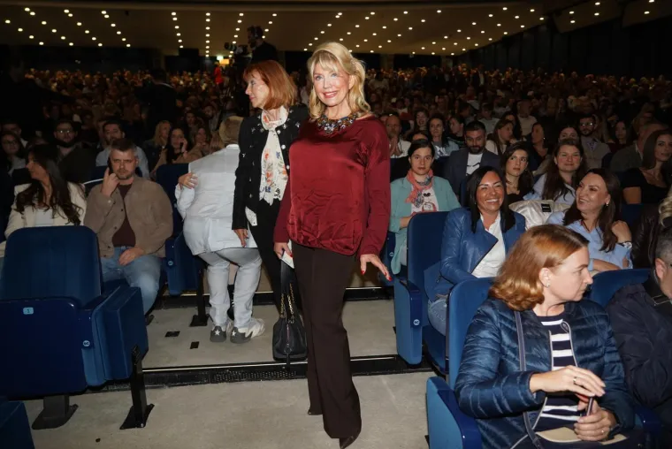 Suzana Mančić se pojavila na koncertu u Beogradu i zasjenila sve: Šarmantna glumica kao da ne stari