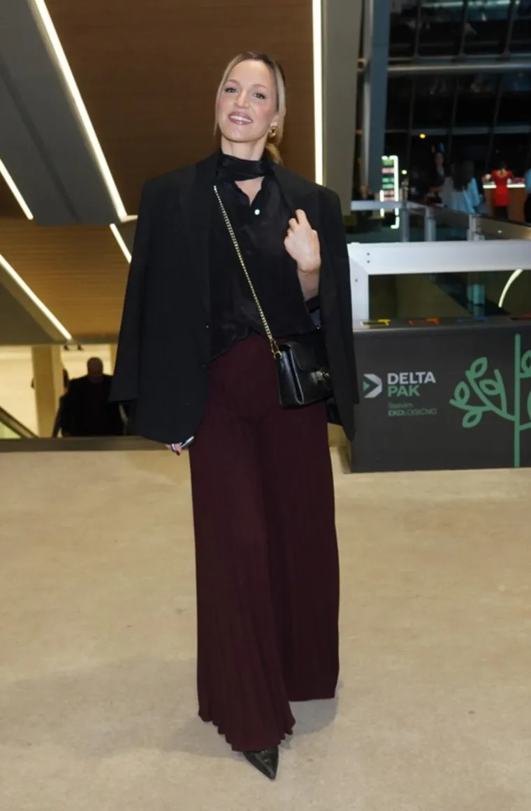 Suzana Mančić se pojavila na koncertu u Beogradu i zasjenila sve: &Scaron;armantna glumica kao da ne stari