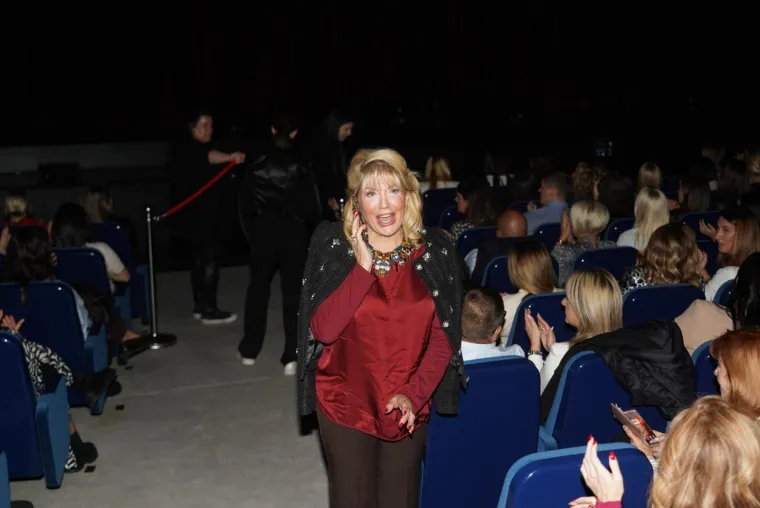 Suzana Mančić se pojavila na koncertu u Beogradu i zasjenila sve: &Scaron;armantna glumica kao da ne stari