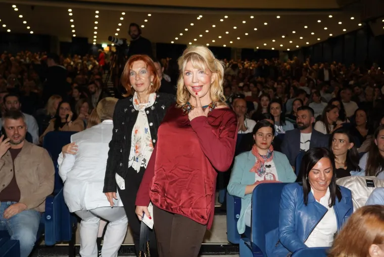 Suzana Mančić se pojavila na koncertu u Beogradu i zasjenila sve: &Scaron;armantna glumica kao da ne stari