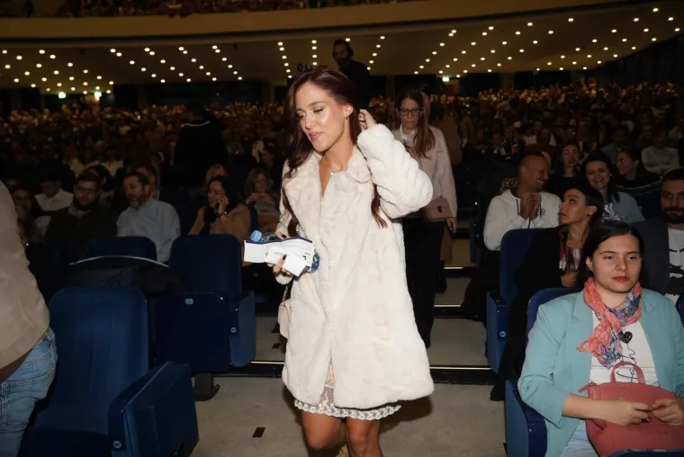 Suzana Mančić se pojavila na koncertu u Beogradu i zasjenila sve: &Scaron;armantna glumica kao da ne stari