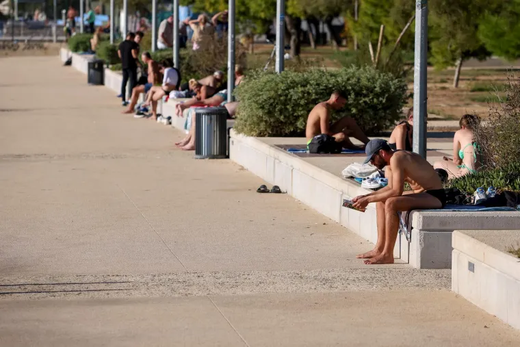 Plavuša privukla poglede na zadarskoj plaži: Pogledajte atmosferu