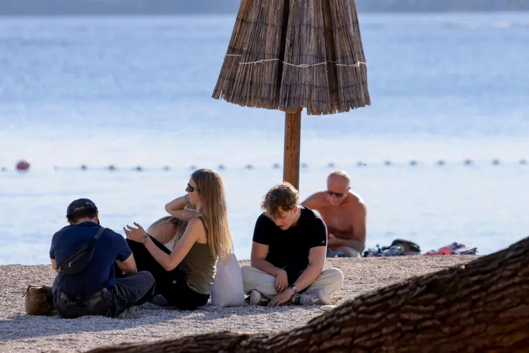 Plavu&scaron;a privukla poglede na zadarskoj plaži: Pogledajte atmosferu