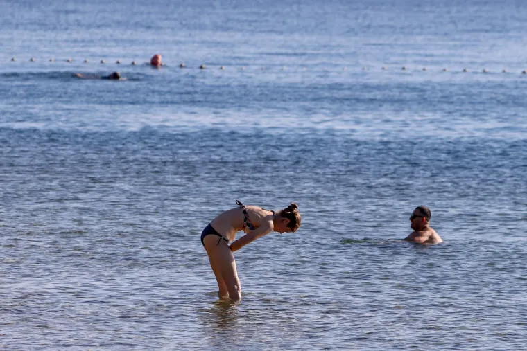 Plavu&scaron;a privukla poglede na zadarskoj plaži: Pogledajte atmosferu