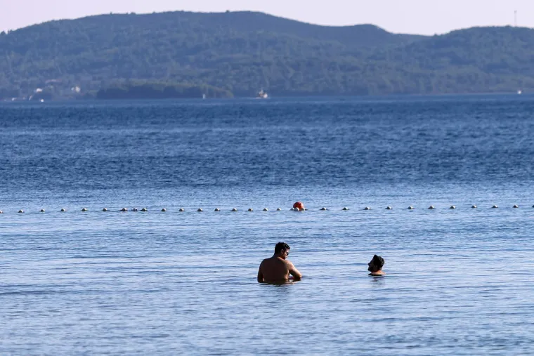 Plavu&scaron;a privukla poglede na zadarskoj plaži: Pogledajte atmosferu