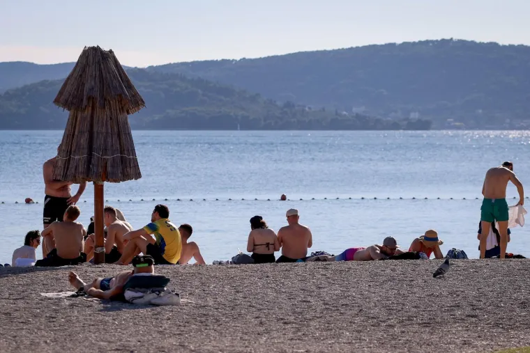 Plavu&scaron;a privukla poglede na zadarskoj plaži: Pogledajte atmosferu