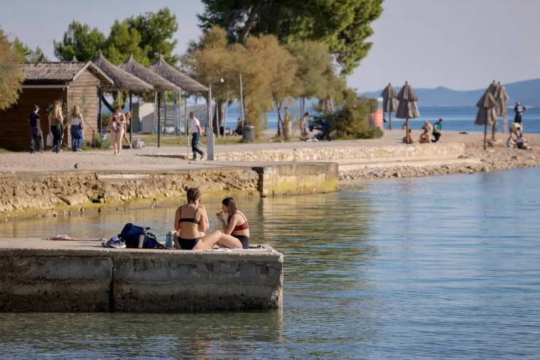 Plavu&scaron;a privukla poglede na zadarskoj plaži: Pogledajte atmosferu