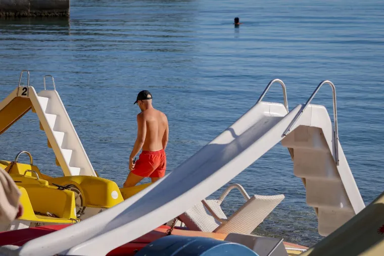 Plavu&scaron;a privukla poglede na zadarskoj plaži: Pogledajte atmosferu