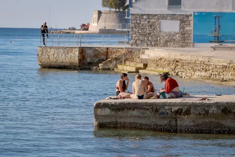 Plavu&scaron;a privukla poglede na zadarskoj plaži: Pogledajte atmosferu