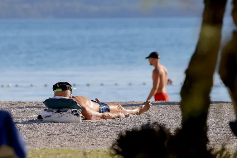 Plavu&scaron;a privukla poglede na zadarskoj plaži: Pogledajte atmosferu