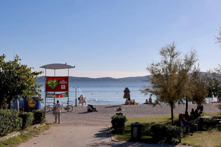 Plavu&scaron;a privukla poglede na zadarskoj plaži: Pogledajte atmosferu