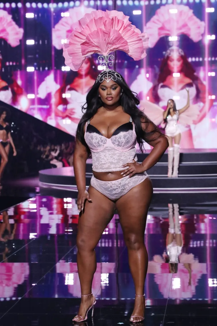 Najseksipilniji show na svijetu: Viktorijine anđelice pokazale svoje obline i pokorile pistu