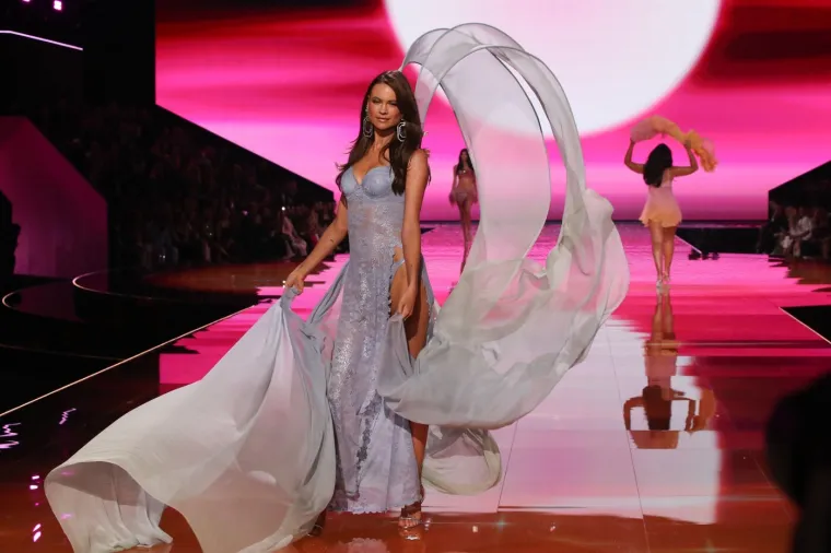 Najseksipilniji show na svijetu: Viktorijine anđelice pokazale svoje obline i pokorile pistu