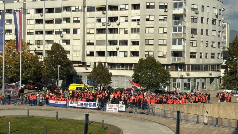 Od oporbe samo Most, Thompson na zvučnicima i pozdrav s ministricom: Ovako izgleda veliki prosvjed hitnjaka