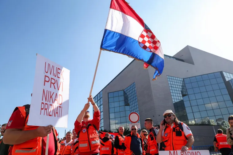 Od oporbe samo Most, Thompson na zvučnicima i pozdrav s ministricom: Ovako izgleda veliki prosvjed hitnjaka