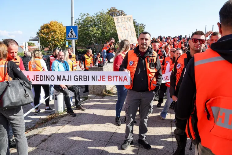 Od oporbe samo Most, Thompson na zvučnicima i pozdrav s ministricom: Ovako izgleda veliki prosvjed hitnjaka