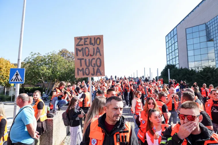 Od oporbe samo Most, Thompson na zvučnicima i pozdrav s ministricom: Ovako izgleda veliki prosvjed hitnjaka