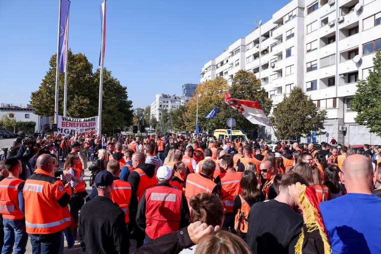 Od oporbe samo Most, Thompson na zvučnicima i pozdrav s ministricom: Ovako izgleda veliki prosvjed hitnjaka