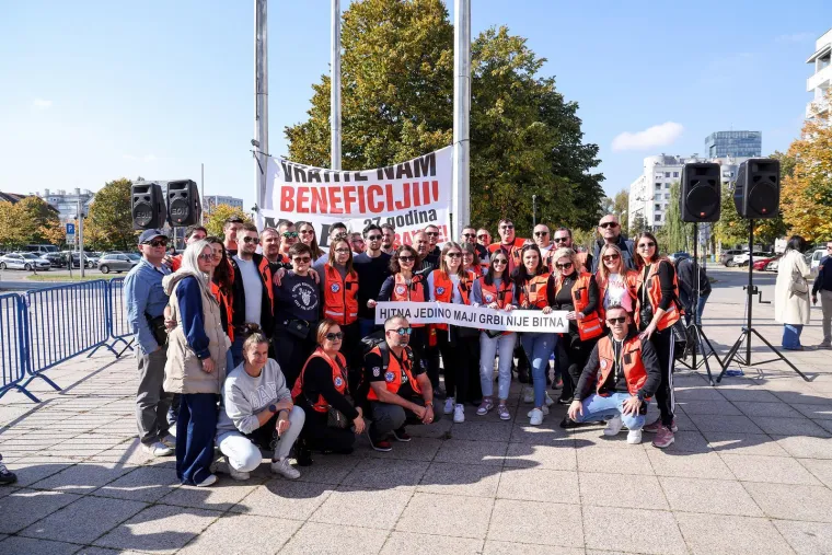 Od oporbe samo Most, Thompson na zvučnicima i pozdrav s ministricom: Ovako izgleda veliki prosvjed hitnjaka