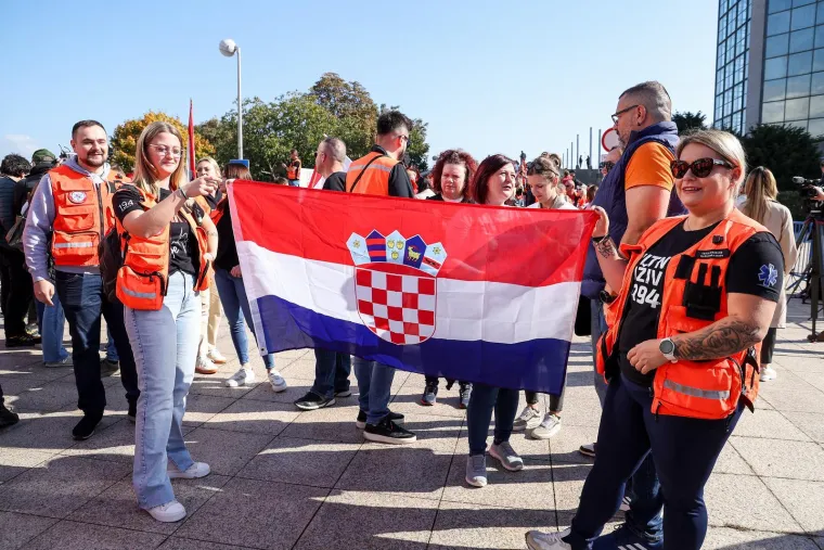 Od oporbe samo Most, Thompson na zvučnicima i pozdrav s ministricom: Ovako izgleda veliki prosvjed hitnjaka