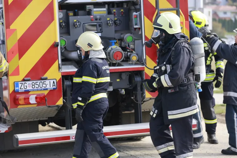 Dramatični prizori spa&scaron;avanja na istoku Hrvatske: Požar na brodu, dim i panika