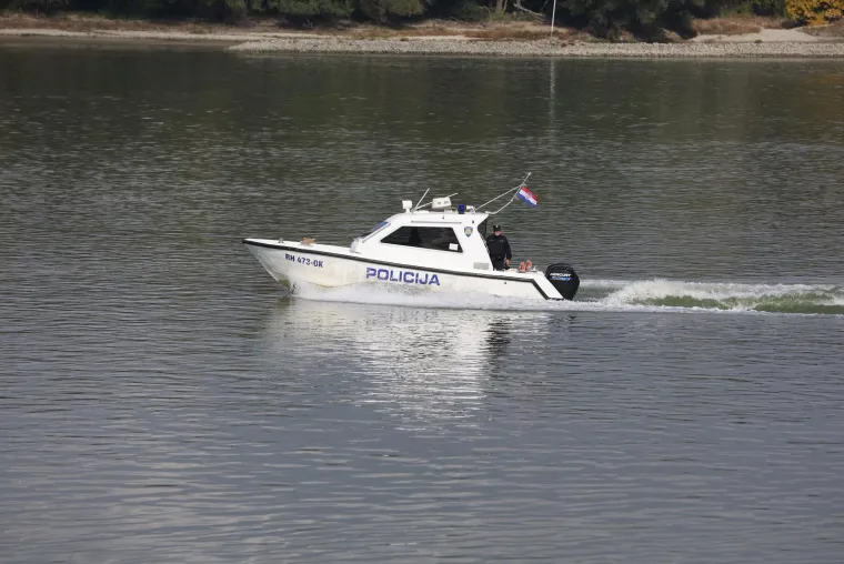 Dramatični prizori spa&scaron;avanja na istoku Hrvatske: Požar na brodu, dim i panika