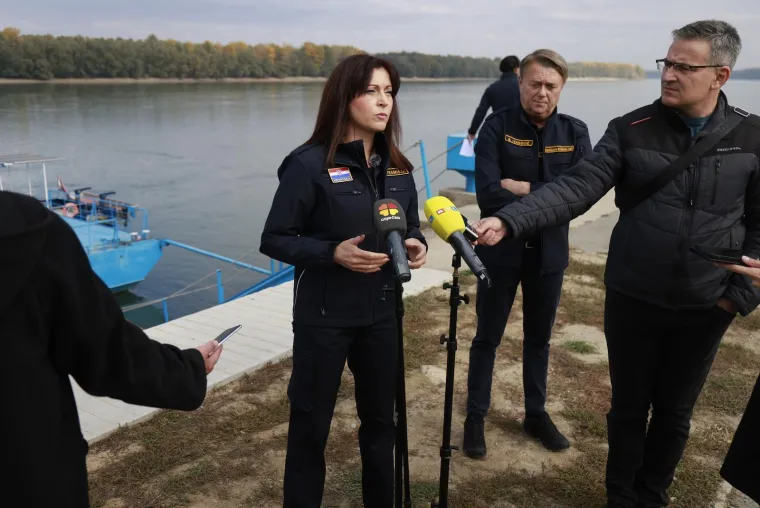 Dramatični prizori spa&scaron;avanja na istoku Hrvatske: Požar na brodu, dim i panika