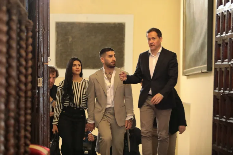 Je li UFC prvak varao jednu od najljep&scaron;ih žena svijeta? Otkrio ga jedan detalj