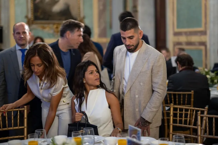 Je li UFC prvak varao jednu od najljep&scaron;ih žena svijeta? Otkrio ga jedan detalj