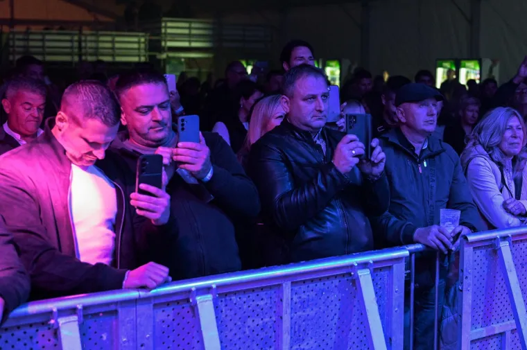 Jači spol nije skidao oči s Lille u kožnjaku, a nije bila sama: Evo tko je još bio ondje