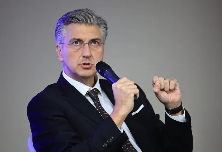 Devet godina vodi hrvatsku Vladu: Pogledajte kako se Plenković mijenjao, promjena je ogromna