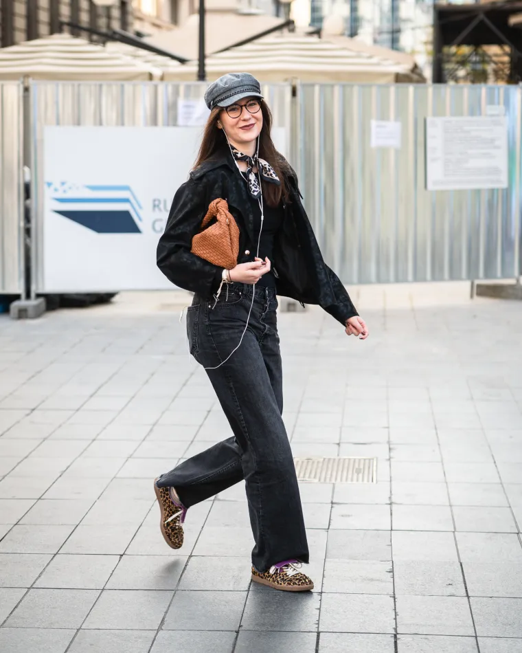 Dama u čipkastim hulahopkama zaustavila vrijeme na &scaron;pici: Svi su gledali u njene duge noge