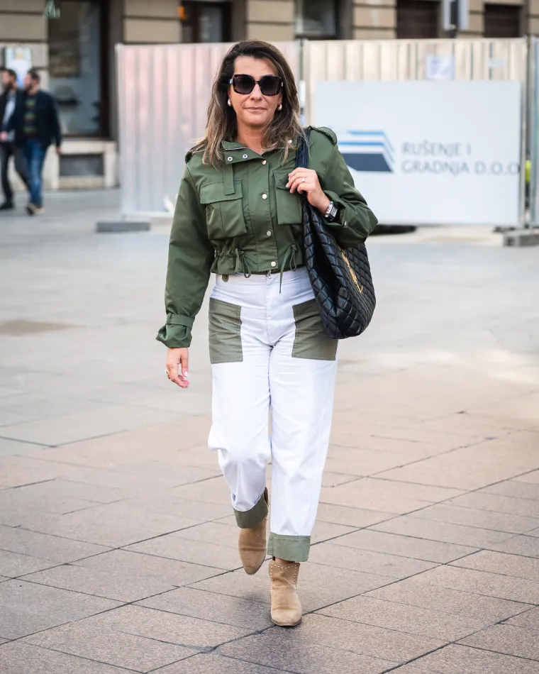 Dama u čipkastim hulahopkama zaustavila vrijeme na &scaron;pici: Svi su gledali u njene duge noge