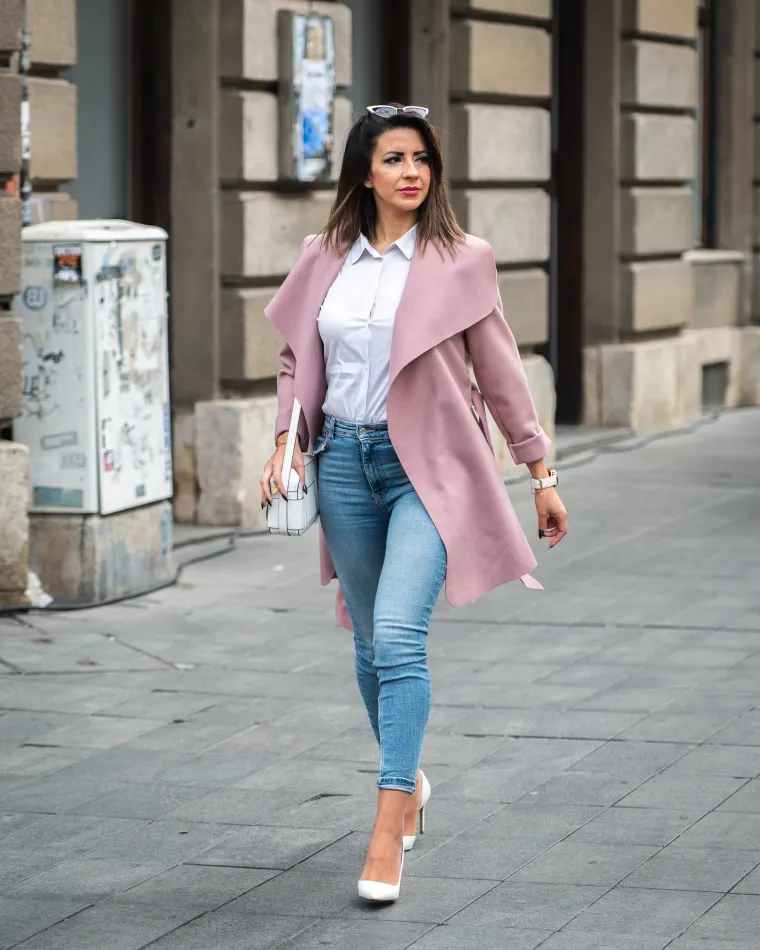 Dama u čipkastim hulahopkama zaustavila vrijeme na &scaron;pici: Svi su gledali u njene duge noge