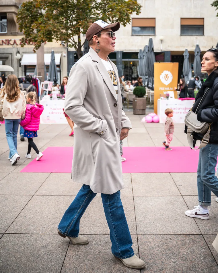 Dama u čipkastim hulahopkama zaustavila vrijeme na &scaron;pici: Svi su gledali u njene duge noge