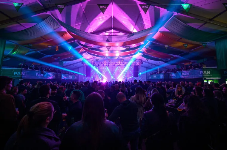 Ovako to radi Maja &Scaron;uput: Atmosfera na Oktobeerfestu nikad nije bila usijanija