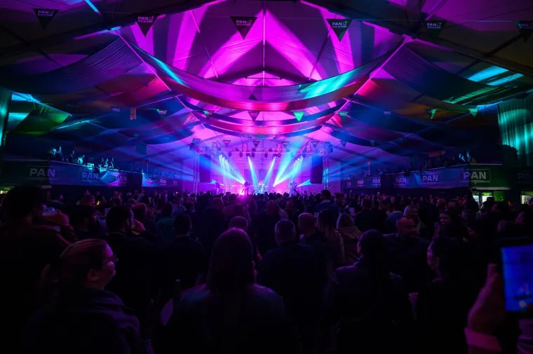 Ovako to radi Maja &Scaron;uput: Atmosfera na Oktobeerfestu nikad nije bila usijanija