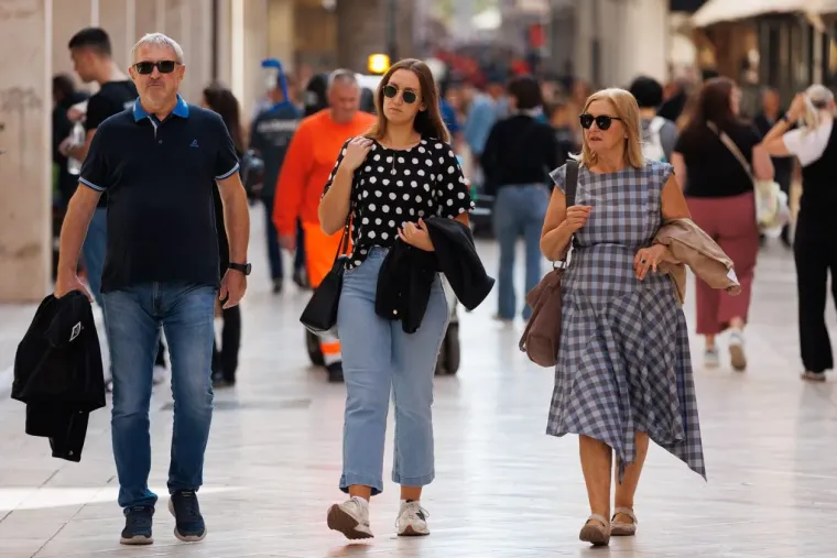 Ovakvo nešto se rijetko viđa: Dvije crnke u žutim kombinacijama zapalile centar Zadra