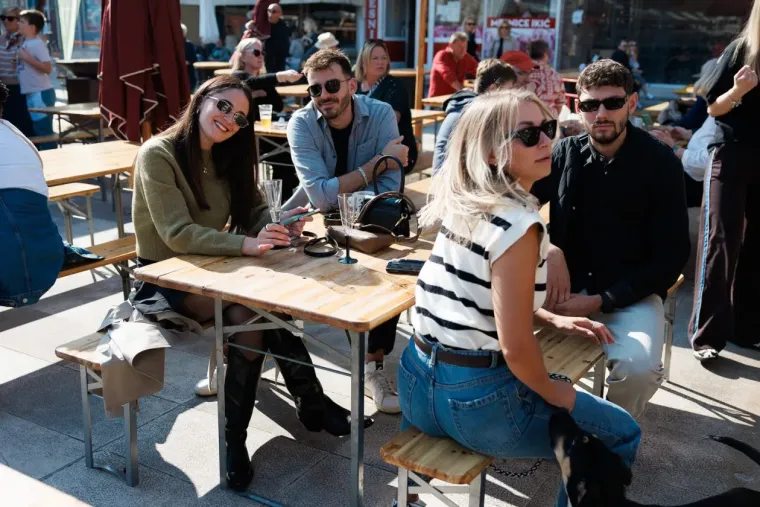 Ovakvo nešto se rijetko viđa: Dvije crnke u žutim kombinacijama zapalile centar Zadra