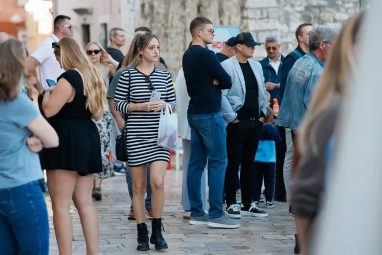 Ovakvo nešto se rijetko viđa: Dvije crnke u žutim kombinacijama zapalile centar Zadra