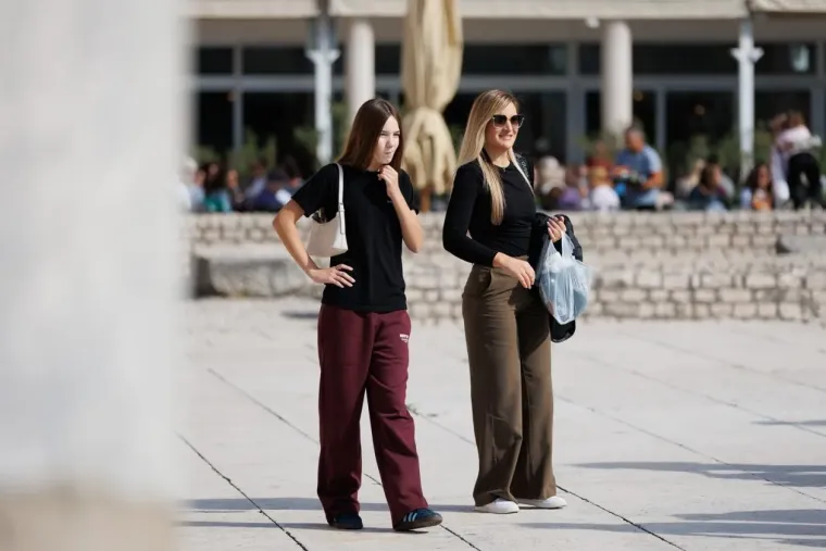 Ovakvo nešto se rijetko viđa: Dvije crnke u žutim kombinacijama zapalile centar Zadra