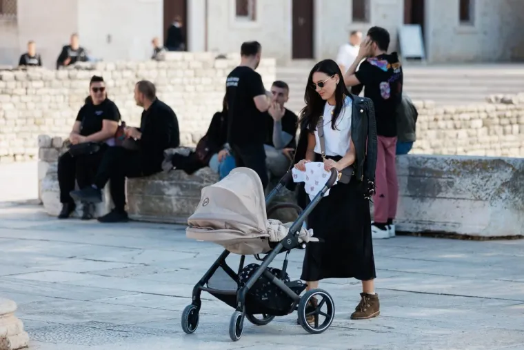 Ovakvo nešto se rijetko viđa: Dvije crnke u žutim kombinacijama zapalile centar Zadra