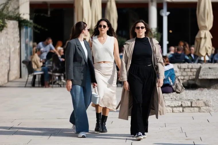 Ovakvo nešto se rijetko viđa: Dvije crnke u žutim kombinacijama zapalile centar Zadra