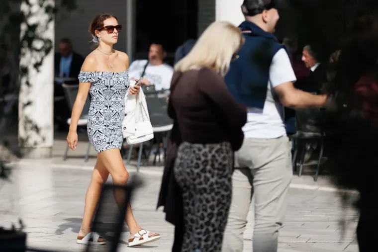 Ovakvo nešto se rijetko viđa: Dvije crnke u žutim kombinacijama zapalile centar Zadra