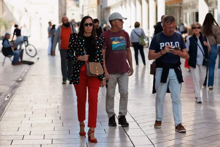 Ovakvo nešto se rijetko viđa: Dvije crnke u žutim kombinacijama zapalile centar Zadra