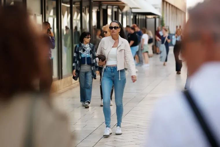 Ovakvo nešto se rijetko viđa: Dvije crnke u žutim kombinacijama zapalile centar Zadra