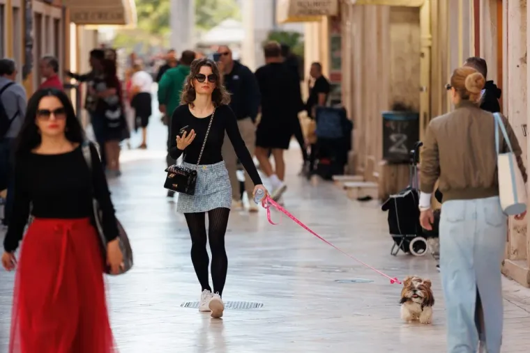 Ovakvo nešto se rijetko viđa: Dvije crnke u žutim kombinacijama zapalile centar Zadra