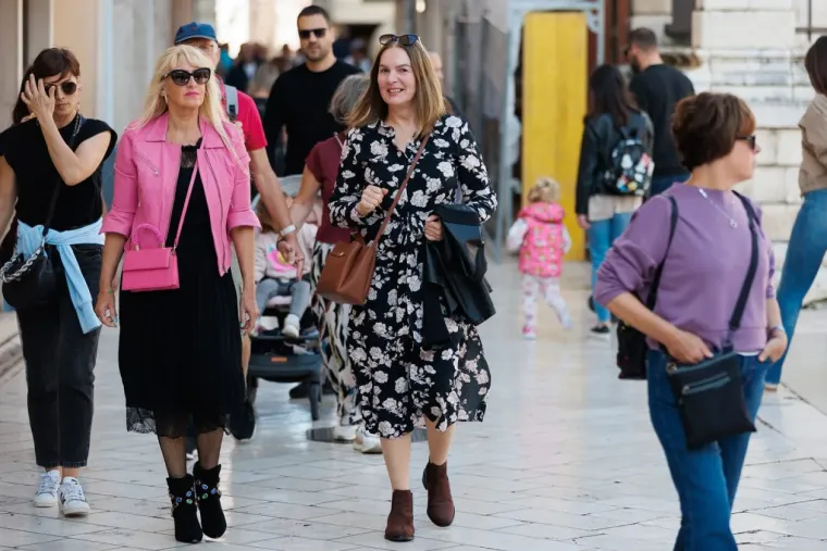 Ovakvo ne&scaron;to se rijetko viđa: Dvije crnke u žutim kombinacijama zapalile centar Zadra